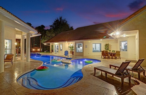 Southwest Ranches Villa | 8BR Luxury Villa w/Amazing Pool & Basketball