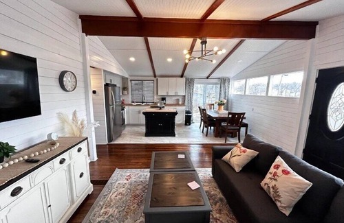 Hamilton House | 8th Street Haven - House in DT Hamilton