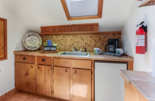 Hunt House | 9/6.5, Sleeps 32! River Front! 3 outdoor Fire pits, pickle ball & basketball!