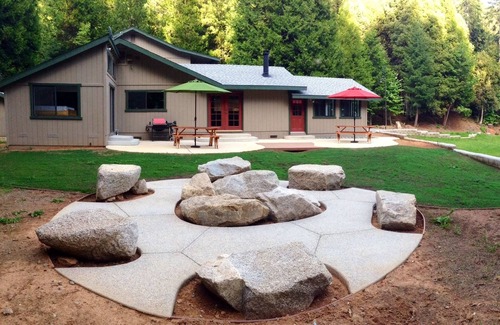 Georgetown House | 9 Acre Estate, 1 Acre Private Lake, 6 Bedroom, Sleeps 12, Pet Friendly