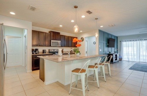 West Haven House | 9 Mi to Disney: Group Getaway w/Lanai & Hot Tub!