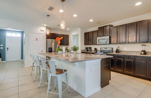 West Haven House | 9 Mi to Disney: Group Getaway w/Lanai & Hot Tub!