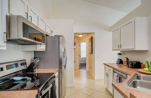 Lake Berkley House | 9 Mi to Disney: Home w/Pool Table & Water Views!