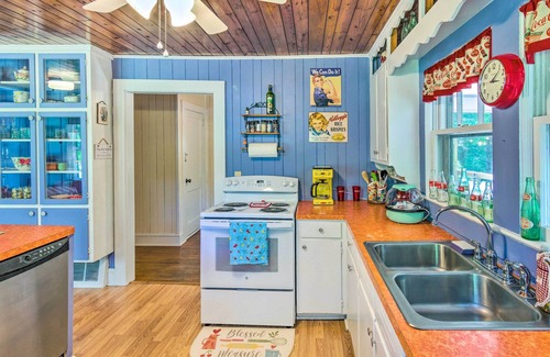 Rutherfordton House | 9 Mi to Lake Lure: Cottage w/Deck & Fire Pits!