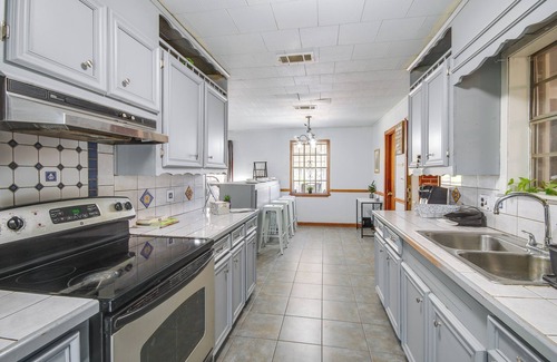 Newhebron Apartment | 9 Mi to Water Park: Silver Creek Gem w/Fireplace!
