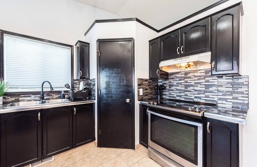 Calgary House | 9 min from airport | Amazing view | A/C | BBQ