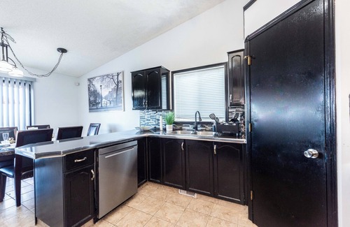 Calgary House | 9 min from airport | Amazing view | A/C | BBQ