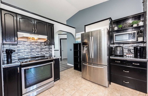 Calgary House | 9 min from airport | Amazing view | A/C | BBQ
