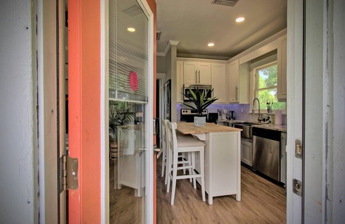 Seminole Heights House | 9 Mins to Downtown Tampa, Full Kitchen, King Bed, Balcony, Smart TV's