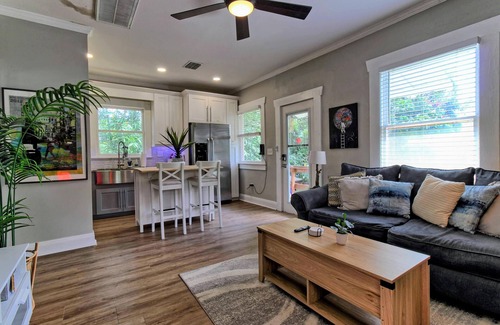 Seminole Heights House | 9 Mins to Downtown Tampa, Full Kitchen, King Bed, Balcony, Smart TV's