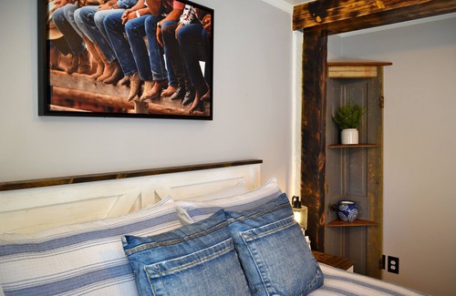 Snowflake Hotel | #9 Newly Renovated Room in Historic Inn, Denim Den