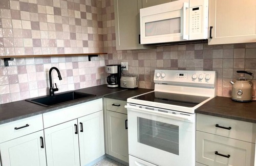 Bay Esplanade Apartment | 9 · Surf n Sand Studio Apartment by the Water 9