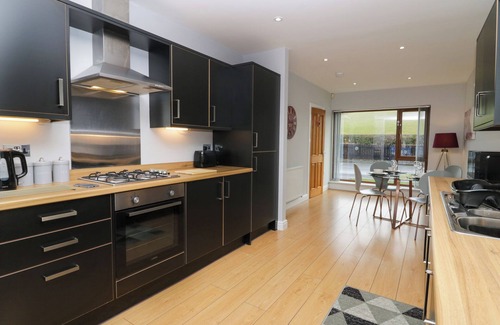 Tewitfield Cottage | 9 SWAN HOUSE, family friendly, with a garden in Tewitfield Marina