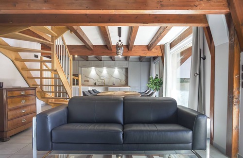 Marlenheim Apartment | 90 sqm apartment with floor-to-ceiling bay windows, a fully equipped kitchen