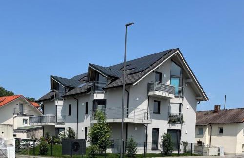 Rosenheim Apartment | 90m2 Loft I Kaffee I Terrasse I E-Parkplatz I 65' Smart TV