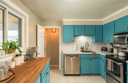 Dupont House | 90s Dream Escape | Hot Tub & Gorgeous New Pool!