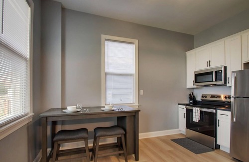 Quincy Apartment | 916 A Adams
