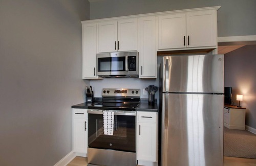 Quincy Apartment | 916 A Adams
