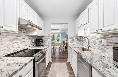Harbour Town Condo | 918 Cutter Court: BESTNEST by Beverly Serral * In Unit Washer/Dryer!*