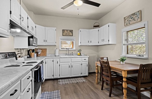 Superior Apartment | 923 · Cumming Avenue Rentals #923