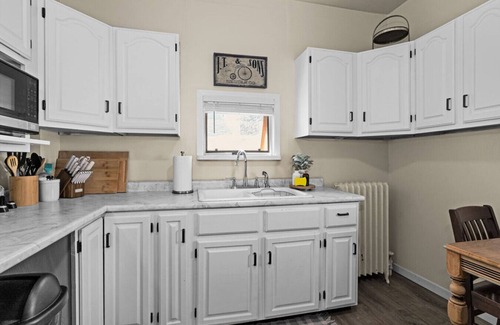 Superior Apartment | 923 · Cumming Avenue Rentals #923