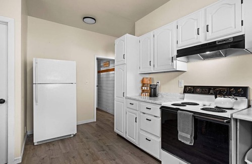 Superior Apartment | 923 · Cumming Avenue Rentals #923