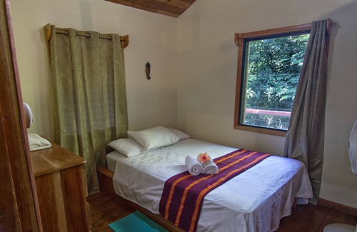 Macaw Bank House | $ 99 - $ 124 a night, Private, cozy, home rental -watch the howler monkeys !