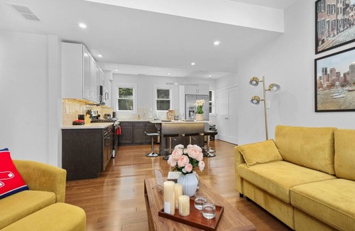 East Somerville House | 9BR6Bth Entire House Parking MIT/Harvard/TD Garden