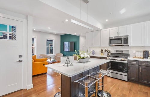 East Somerville House | 9BR6Bth Entire House Parking MIT/Harvard/TD Garden