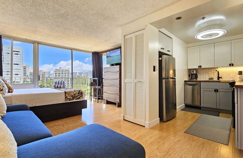 Diamond Head - Kapahulu - St. Louis Apartment | 9th Floor Studio Apt, Full kitchen & Insane views!
