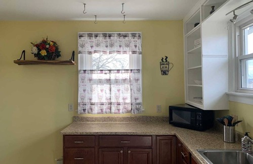 Norwood House | A#2 Executive 1BRApartment Prime Location Near Hospitals Downtown & Universities