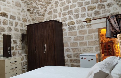 Artuklu Apartment | A 200-year-old stone house in the center of the historic cıty