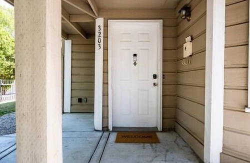 North Oak Park House | A+ 2BR Vict Walk to UC Davis & Shriners Med Center