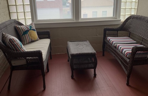 Oregon Apartment | A 3-bedroom 2nd floor atop local bar/restaurant.