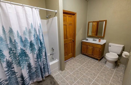 Oregon Apartment | A 3-bedroom 2nd floor atop local bar/restaurant.
