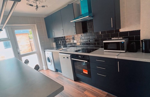 Borehamwood House | A 4-bed house, for families/groups seeking comfort. 45mins to central London.