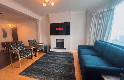 Borehamwood House | A 4-bed house, for families/groups seeking comfort. 45mins to central London.