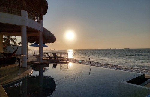 Ballenita House | A 5 Pasos de la Playa. 3 Cuartos con Baños. Gran Piscina. Hermosa Vista