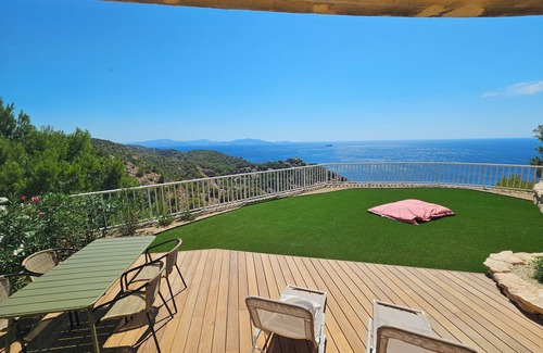 Ensues-la-Redonne Apartment | A balcony overlooking the sea