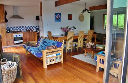 Piha House | A Beach House at Piha - beachfront romantic hideaway, prime South Piha Beach.