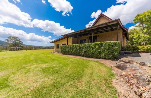Possum Brush House | A beautiful split level sandstone and cedar cottage.
