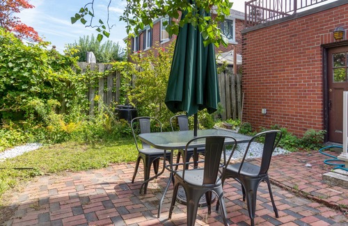 Cote-Saint-Paul Cottage | A big Cozy house near Downtown and the coolest street.