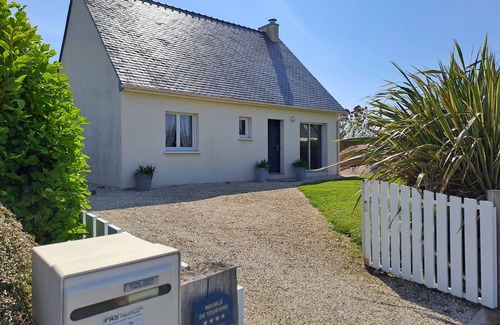 Porspoder House | A/C from 350€: House CLASSIFIED 4*; single-storey, seafront, enclosed garden, pets OK.