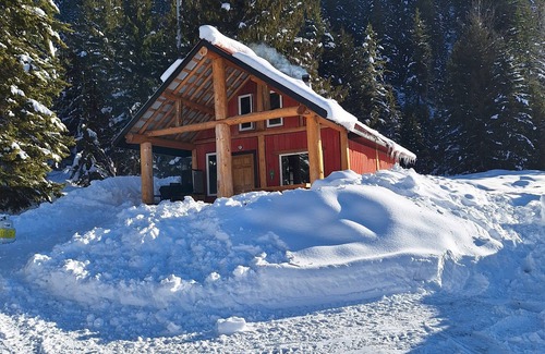 Retallack Cabin | A cabin in Retallack BC, with all the amenities. Adventure right out the door.