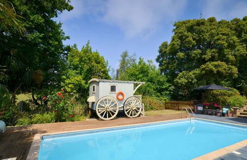 Whippingham Cottage | A chalet that sleeps 4 guests in 2 bedrooms