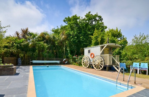 Whippingham Cottage | A chalet that sleeps 4 guests in 2 bedrooms