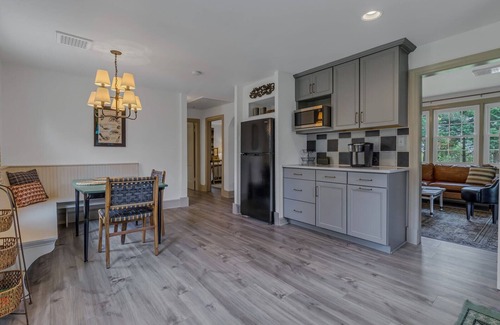 Irvington Cottage | A charming and peaceful getaway in the heart of Irvington, Virginia.n