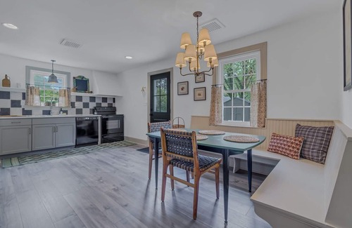 Irvington Cottage | A charming and peaceful getaway in the heart of Irvington, Virginia.n