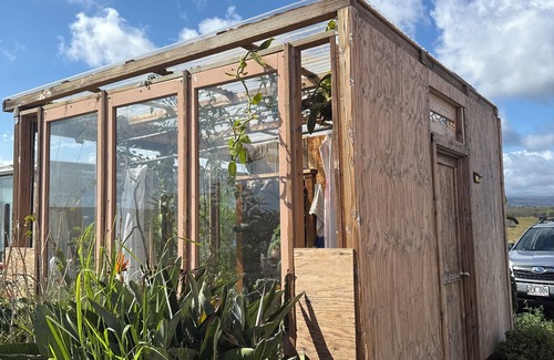 Naalehu Apartment | A charming, secluded, off-grid, quiet and a 180 degree view of the ocean.