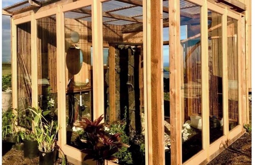 Naalehu Apartment | A charming, secluded, off-grid, quiet and a 180 degree view of the ocean.